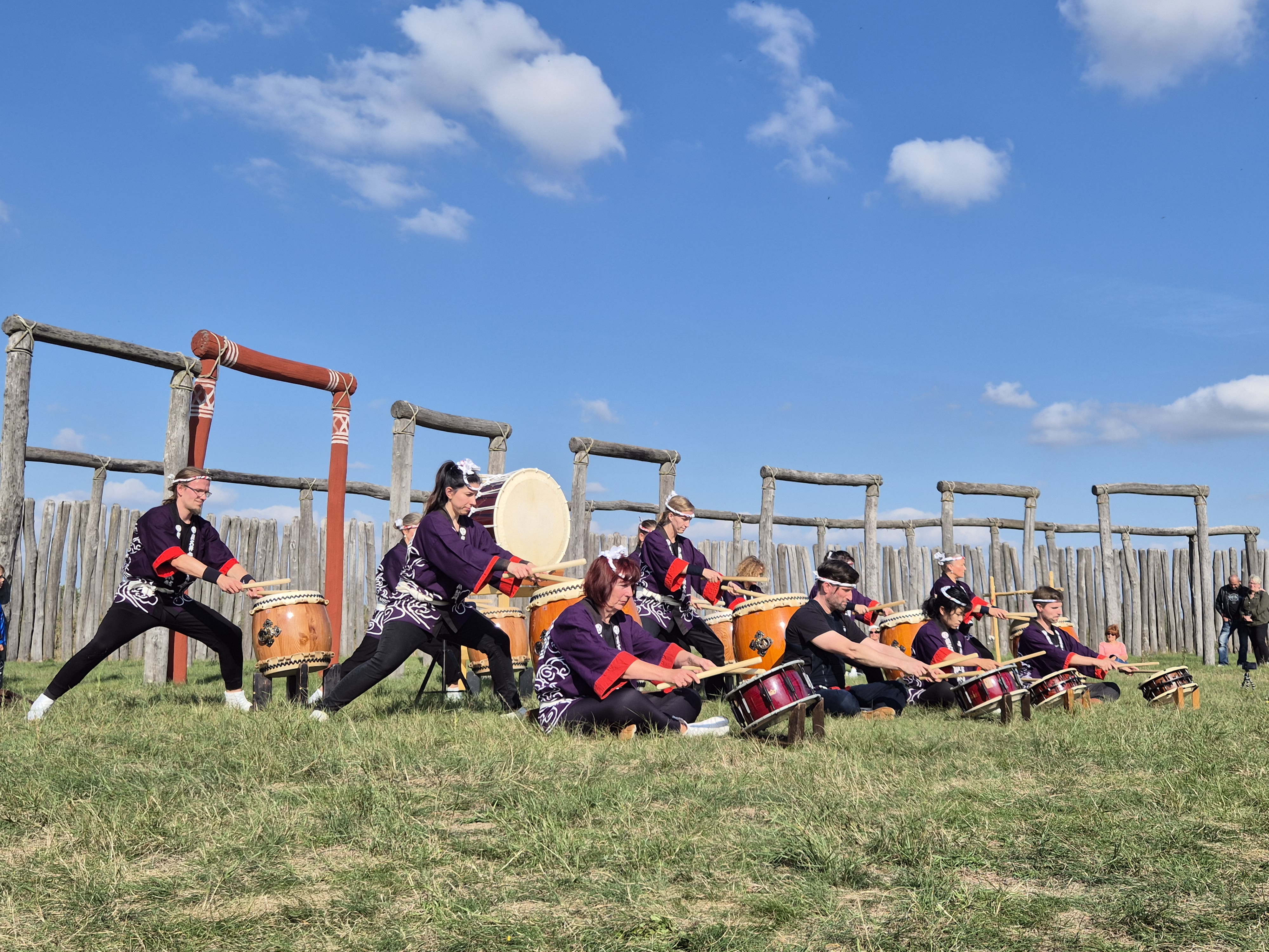 Die Trommelgruppe Akaishi Daiko spielt inmitten des Ringheiligtums ihre Stücke. 